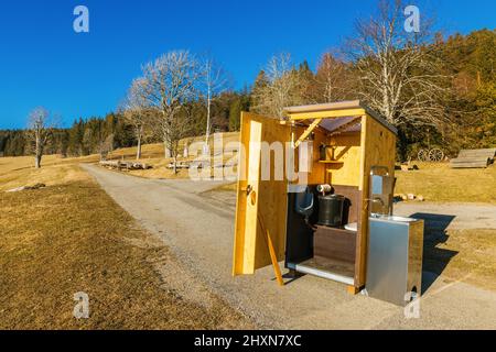 Titisee Neustadt, Allemagne. 10th mars 2022. Une toilette sèche ou des toilettes compostage se tient sur une rue tandis que la Forêt Noire peut être vue en arrière-plan. Fridolin Einwald et son partenaire d'affaires Michael Heizmann construisent eux-mêmes les toilettes sèches et exploitent un service de location. La Journée de l'eau vise à attirer l'attention sur la pénurie croissante d'eau et la baisse de la qualité de l'eau potable. Credit: Philipp von Ditfurth/dpa/Alay Live News Banque D'Images