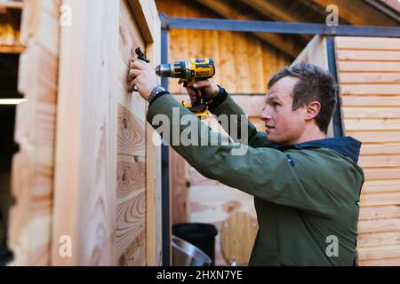 Titisee Neustadt, Allemagne. 10th mars 2022. Fridolin Einwald vante un crochet à manteau dans une remorque de toilette. Fridolin Einwald et son partenaire d'affaires Michael Heizmann construisent eux-mêmes les toilettes sèches et exploitent un service de location. La Journée de l'eau vise à attirer l'attention sur la pénurie croissante d'eau et la baisse de la qualité de l'eau potable. Credit: Philipp von Ditfurth/dpa/Alay Live News Banque D'Images