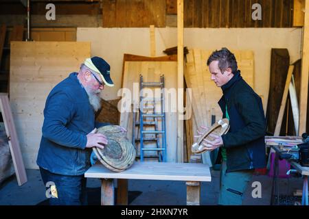 Titisee Neustadt, Allemagne. 10th mars 2022. Ralf Grünsteidl et Fridolin Einwald comparent la taille des sièges de toilette avant assemblage. Fridolin Einwald et son partenaire d'affaires Michael Heizmann construisent eux-mêmes les toilettes sèches et exploitent un service de location. La Journée de l'eau vise à attirer l'attention sur la pénurie croissante d'eau et la baisse de la qualité de l'eau potable. Credit: Philipp von Ditfurth/dpa/Alay Live News Banque D'Images