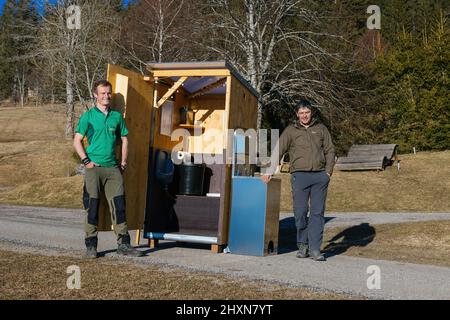 Titisee Neustadt, Allemagne. 10th mars 2022. Fridolin Einwald (l) et son partenaire d'affaires Michael Heizmann se tiennent devant une toilette mobile sèche ou des toilettes à compostage. Les deux entrepreneurs construisent eux-mêmes les toilettes sèches et exploitent un service de location. La Journée de l'eau vise à attirer l'attention sur la pénurie croissante d'eau et la baisse de la qualité de l'eau potable. Credit: Philipp von Ditfurth/dpa/Alay Live News Banque D'Images