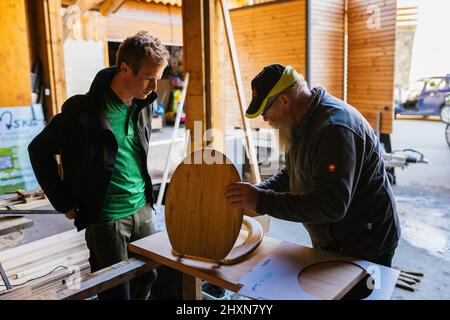 Titisee Neustadt, Allemagne. 10th mars 2022. Ralf Grünsteidl et Fridolin Einwald vérifient la taille d'un siège de toilette avant l'assemblage. Fridolin Einwald et son partenaire d'affaires Michael Heizmann construisent eux-mêmes les toilettes sèches et exploitent un service de location. La Journée de l'eau vise à attirer l'attention sur la pénurie croissante d'eau et la baisse de la qualité de l'eau potable. Credit: Philipp von Ditfurth/dpa/Alay Live News Banque D'Images