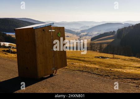 Titisee Neustadt, Allemagne. 10th mars 2022. Une toilette sèche ou des toilettes à compostage se trouvent dans une rue. Fridolin Einwald et son partenaire d'affaires Michael Heizmann construisent eux-mêmes les toilettes sèches et exploitent un service de location. La Journée de l'eau vise à attirer l'attention sur la pénurie croissante d'eau et la baisse de la qualité de l'eau potable. Credit: Philipp von Ditfurth/dpa/Alay Live News Banque D'Images