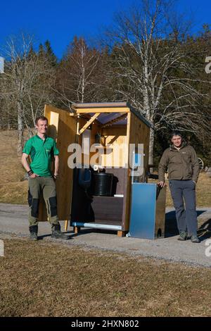 Titisee Neustadt, Allemagne. 10th mars 2022. Fridolin Einwald (l) et son partenaire d'affaires Michael Heizmann se tiennent devant une toilette mobile sèche ou des toilettes à compostage. Les deux entrepreneurs construisent eux-mêmes les toilettes sèches et exploitent un service de location. La Journée de l'eau vise à attirer l'attention sur la pénurie croissante d'eau et la baisse de la qualité de l'eau potable. Credit: Philipp von Ditfurth/dpa/Alay Live News Banque D'Images