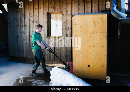 Titisee Neustadt, Allemagne. 10th mars 2022. Fridolin Einwald tire une toilette mobile de location de son lieu de stockage. Fridolin Einwald et son partenaire d'affaires Michael Heizmann construisent eux-mêmes les toilettes sèches et exploitent un service de location. La Journée de l'eau vise à attirer l'attention sur la pénurie croissante d'eau et la baisse de la qualité de l'eau potable. Credit: Philipp von Ditfurth/dpa/Alay Live News Banque D'Images