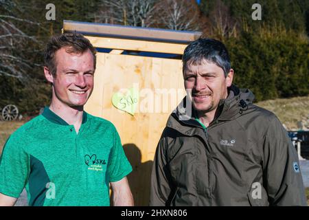 Titisee Neustadt, Allemagne. 10th mars 2022. Fridolin Einwald (l) et son partenaire d'affaires Michael Heizmann se tiennent devant une toilette mobile sèche ou des toilettes à compostage. Les deux entrepreneurs construisent eux-mêmes les toilettes sèches et exploitent un service de location. La Journée de l'eau vise à attirer l'attention sur la pénurie croissante d'eau et la baisse de la qualité de l'eau potable. Credit: Philipp von Ditfurth/dpa/Alay Live News Banque D'Images