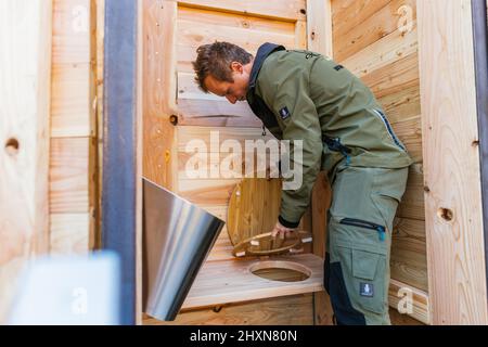 Titisee Neustadt, Allemagne. 10th mars 2022. Fridolin Einwald vérifie l'ajustement d'un siège de toilette avant de l'installer dans une remorque de toilette. Fridolin Einwald et son partenaire d'affaires Michael Heizmann construisent eux-mêmes les toilettes sèches et exploitent un service de location. La Journée de l'eau vise à attirer l'attention sur la pénurie croissante d'eau et la baisse de la qualité de l'eau potable. Credit: Philipp von Ditfurth/dpa/Alay Live News Banque D'Images