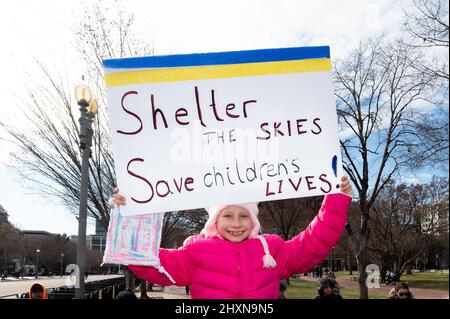 Washington, États-Unis. 13th mars 2022. Une jeune fille porte un panneau indiquant « Shelter the SKIES Save Children Lives ! » Lors d'un rassemblement en face de la Maison Blanche pour soutenir l'Ukraine. Crédit : SOPA Images Limited/Alamy Live News Banque D'Images