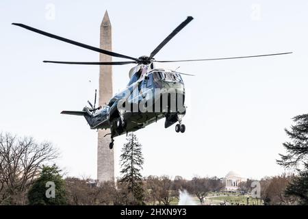 Washington, États-Unis. 13th mars 2022. Le Président et la première dame ont vu voler par le Washington Monument alors qu'ils arrivent à la Maison Blanche via Marine One. Crédit : SOPA Images Limited/Alamy Live News Banque D'Images