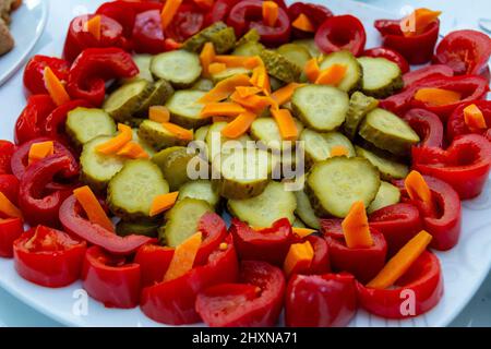 Des cornichons hachés savoureux sur une assiette Banque D'Images