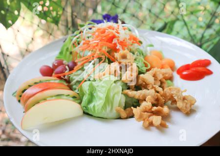 salade de pop de poulet, de fruits et de légumes ou salade de poulet croustillante pour servir Banque D'Images