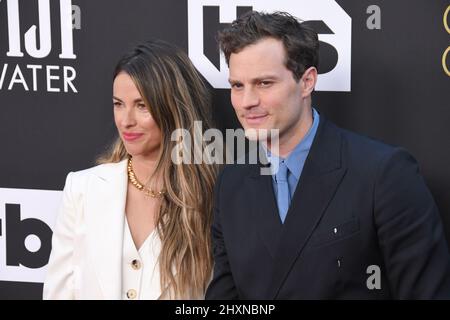 Los Angeles, États-Unis. 13th mars 2022. Amelia Warner et Jamie Dornan arrivent aux prix de choix des critiques annuels 27th qui se tiennent au Fairmont Century Plaza à Los Angeles, CA, le dimanche 13 mars 2022. (Photo par Sthanlee B. Mirador/Sipa USA) crédit: SIPA USA/Alay Live News Banque D'Images