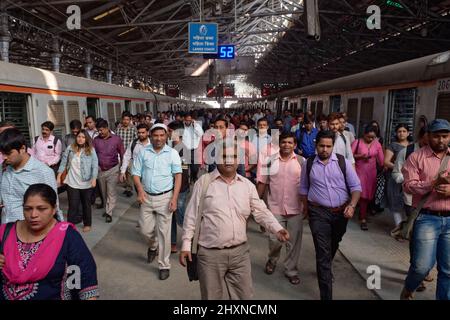 Les navetteurs sur une plate-forme à Chhatrapati Shivaji Maharaj Terminus à Mumbai, en Inde, débarquent d'un train de banlieue Banque D'Images