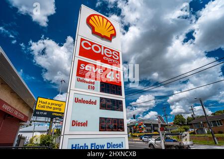 Brisbane, Queensland, Australie - 14 mars 2022 : prix du carburant à la station-service Shell Coles Express Banque D'Images