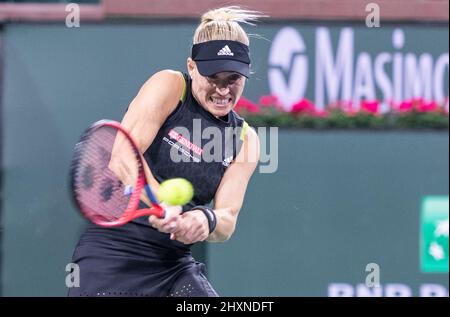 Indian Wells, États-Unis. 13th mars 2022. Tennis ; WTA Tour ; Indian Wells ; BNP Paribas Open ; femmes ; Singles, 3rd round, Kassatkina (Fédération de Russie) - Curber (Allemagne): Angelique Curber joue un ballon. Credit: Maximilian Haupt/dpa/Alay Live News Banque D'Images