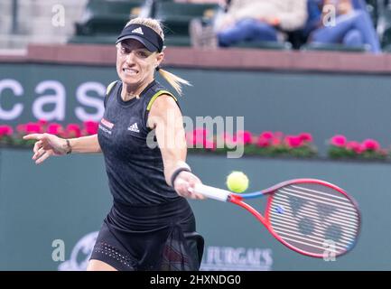 Indian Wells, États-Unis. 13th mars 2022. Tennis ; WTA Tour ; Indian Wells ; BNP Paribas Open ; femmes ; Singles, 3rd round, Kassatkina (Fédération de Russie) - Curber (Allemagne): Angelique Curber joue un ballon. Credit: Maximilian Haupt/dpa/Alay Live News Banque D'Images