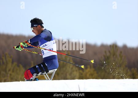 Zhangjiakou, Hebei, Chine. 12th mars 2022. Hirosaki Mori (JPN) ski de fond : 10km hommes assis pendant les Jeux paralympiques d'hiver de 2022 à Beijing au Centre national de biathlon de Zhangjiakou, Hebei, Chine . Credit: Yohei Osada/AFLO SPORT/Alay Live News Banque D'Images