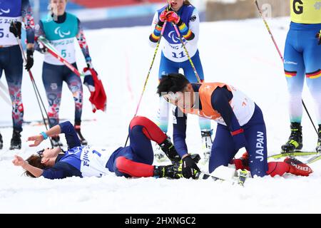 (G-D) Taiki Kawayoke , Yoshihiro Nitta (JPN), 13 MARS 2022 - ski de fond : Relais ouvert 4x2,5 km pendant les Jeux paralympiques d'hiver de Beijing 2022 au Centre national de biathlon de Zhangjiakou, Hebei, Chine. (Photo de Yohei Osada/AFLO SPORT) Banque D'Images