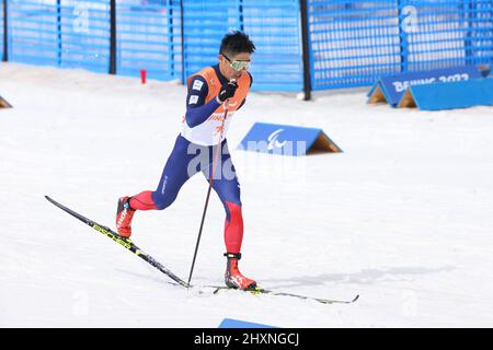 Yoshihihiro Nitta (JPN), 13 MARS 2022 - ski de fond : Relais ouvert 4x2,5 km pendant les Jeux paralympiques d'hiver de Beijing 2022 au Centre national de biathlon de Zhangjiakou, Hebei, Chine. (Photo de Yohei Osada/AFLO SPORT) Banque D'Images