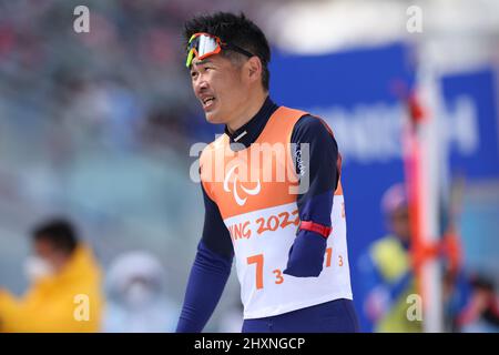 Yoshihihiro Nitta (JPN), 13 MARS 2022 - ski de fond : Relais ouvert 4x2,5 km pendant les Jeux paralympiques d'hiver de Beijing 2022 au Centre national de biathlon de Zhangjiakou, Hebei, Chine. (Photo de Yohei Osada/AFLO SPORT) Banque D'Images