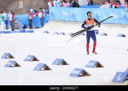 Yoshihihiro Nitta (JPN), 13 MARS 2022 - ski de fond : Relais ouvert 4x2,5 km pendant les Jeux paralympiques d'hiver de Beijing 2022 au Centre national de biathlon de Zhangjiakou, Hebei, Chine. (Photo de Yohei Osada/AFLO SPORT) Banque D'Images