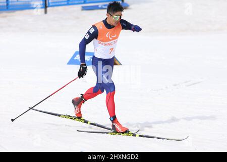 Yoshihihiro Nitta (JPN), 13 MARS 2022 - ski de fond : Relais ouvert 4x2,5 km pendant les Jeux paralympiques d'hiver de Beijing 2022 au Centre national de biathlon de Zhangjiakou, Hebei, Chine. (Photo de Yohei Osada/AFLO SPORT) Banque D'Images