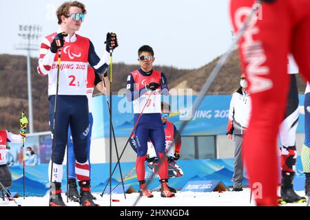 Yoshihihiro Nitta (JPN), 13 MARS 2022 - ski de fond : Relais ouvert 4x2,5 km pendant les Jeux paralympiques d'hiver de Beijing 2022 au Centre national de biathlon de Zhangjiakou, Hebei, Chine. (Photo de Yohei Osada/AFLO SPORT) Banque D'Images