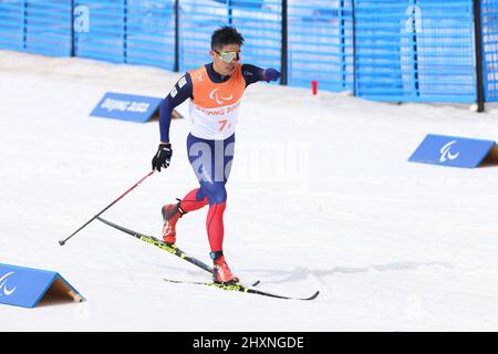 Yoshihihiro Nitta (JPN), 13 MARS 2022 - ski de fond : Relais ouvert 4x2,5 km pendant les Jeux paralympiques d'hiver de Beijing 2022 au Centre national de biathlon de Zhangjiakou, Hebei, Chine. (Photo de Yohei Osada/AFLO SPORT) Banque D'Images