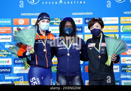 Heerenveen, pays-Bas, 13 mars 2022, cérémonie de L-R Femke Kok (NED), Erin Jackson (USA) et Nao Kodaira (JPN) à la finale de patinage de vitesse de la coupe du monde 500m le 12 mars 2022 au stade Thialf de Heerenveen, pays-Bas photo par SCS/Soenar Chamid/AFLO (PAYS-BAS) Banque D'Images