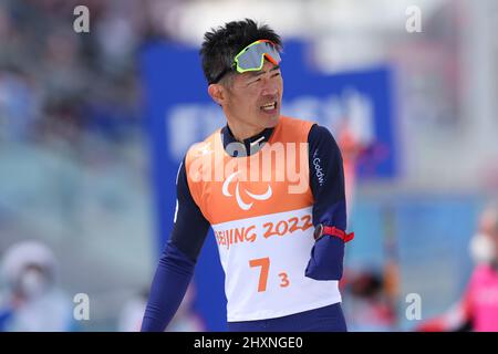 Yoshihihiro Nitta (JPN), 13 MARS 2022 - ski de fond : Relais ouvert 4x2,5 km pendant les Jeux paralympiques d'hiver de Beijing 2022 au Centre national de biathlon de Zhangjiakou, Hebei, Chine. (Photo de Yohei Osada/AFLO SPORT) Banque D'Images