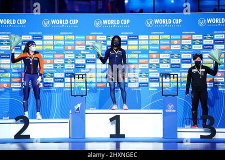 Heerenveen, pays-Bas, 13 mars 2022, cérémonie de L-R Femke Kok (NED), Erin Jackson (USA) et Nao Kodaira (JPN) à la finale de patinage de vitesse de la coupe du monde 500m le 12 mars 2022 au stade Thialf de Heerenveen, pays-Bas photo par SCS/Soenar Chamid/AFLO (PAYS-BAS) Banque D'Images