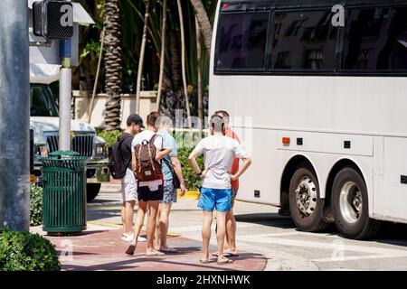 Miami Beach, FL, Etats-Unis - 12 mars 2022: Touristes attendant un tour dans un coin de rue Banque D'Images