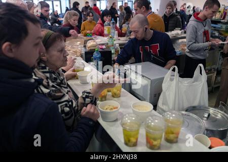 LVIV, UKRAINE - 07 MARS 2022 - les personnes mangent dans les locaux du Centre d'appui aux personnes déplacées, où elles se réfugient avant de se loger dans la région, Lviv, Ukraine occidentale, 8 mars 2022. Photo d'Anna Voitenko/Ukrinform/ABACAPRESS.COM Banque D'Images