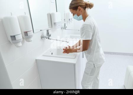 Le médecin se lave les mains, désinfecte les mains avant la chirurgie concept de lutte contre le coronavirus Banque D'Images
