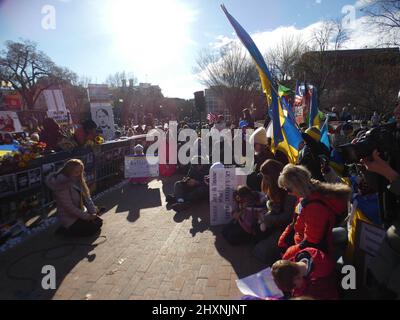 The White House, Washington DC, États-Unis, 13 mars 2022. Des membres de la direction locale de la communauté ukrainienne, du clergé chrétien orthodoxe ukrainien et de la presse ukrainienne se réunissent pour tenir une veillée d'après-midi en face de la Maison Blanche. Crédit : Julia Mineeva/EGBN TV News/Alay Live News Banque D'Images