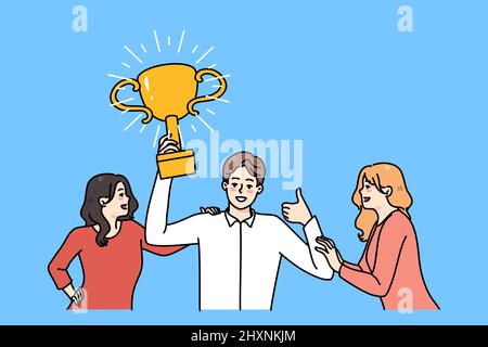 Un homme plein de joie avec un trophée d'or entre les mains se sent confiant gagnant. Des femmes souriantes attirées par un homme d'affaires couronné de succès. Succès et victoire. Illustration vectorielle. Illustration de Vecteur