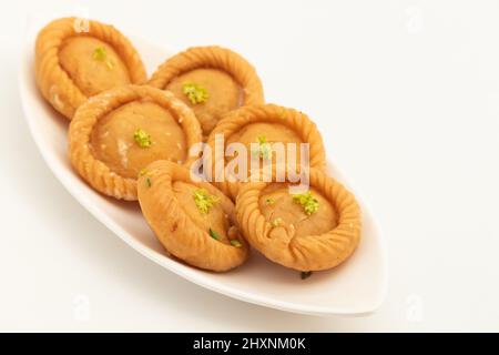 Chandrakala Gujia Mithai également appelé Suryakala Gujiya, Pirukiya, Pirukia, Pedakiya, Karanji, Basundi Gughra fait de Ghee Suji farci avec le Khaya de Mawa Banque D'Images