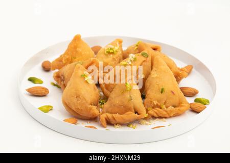 Samosa Gujia Mithai aussi appelé Gujiya, Pirukiya, Pirukia, Pedakiya, Karanji, Basundi Gughra fait de Suji ghee farci avec Mawa Khoya Chasni Mava Kho Banque D'Images
