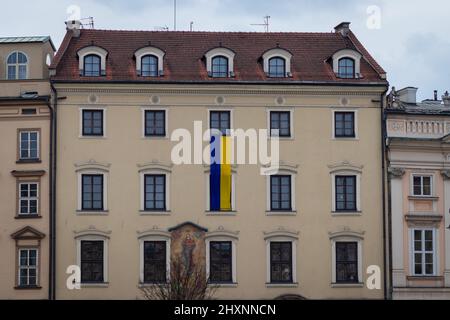 09-03-2022. cracovie-pologne. Bâtiments de la place principale de Cracovie - Rynek Główny. Présenter le drapeau ukrainien comme une identification avec les Ukrainiens Banque D'Images