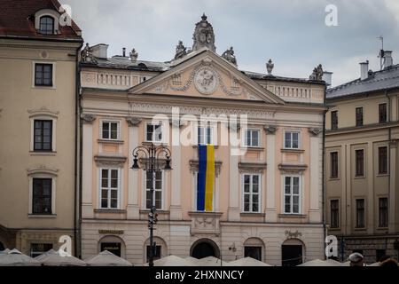 09-03-2022. cracovie-pologne. Bâtiments de la place principale de Cracovie - Rynek Główny. Présenter le drapeau ukrainien comme une identification avec les Ukrainiens Banque D'Images