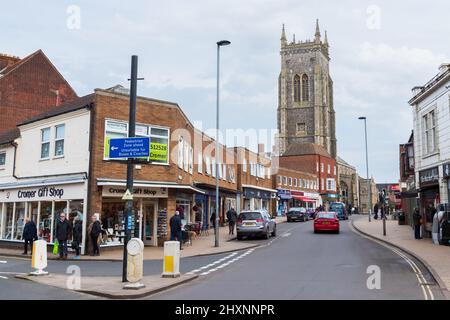 Cromer High Street et l'église qui domine les bâtiments de North Norfolk au Royaume-Uni Banque D'Images