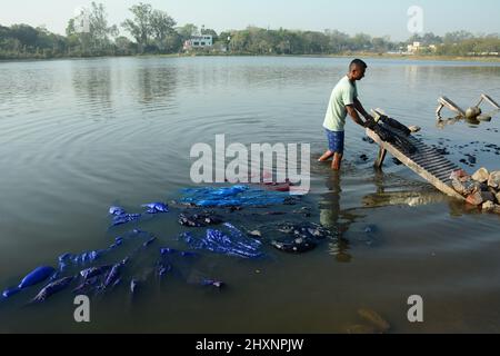 Santiniketan, Inde. 13th mars 2022. Activités quotidiennes de Dhobi ou lavoir de Santiniketan, Bengale-Occidental, Santiniketan (photo de Samiran Nandy/ Pacific Press) Credit: Pacific Press Media production Corp./Alay Live News Banque D'Images