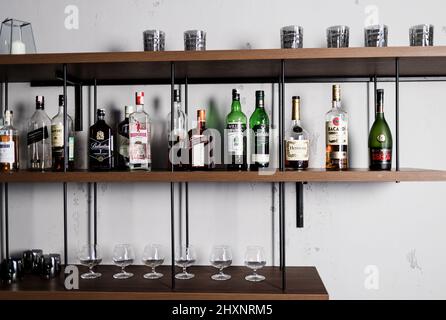 Minsk, Bélarus, mars 2022 - bouteilles de liqueurs dures internationales assorties, dont le whisky, la tequila et le gin Banque D'Images