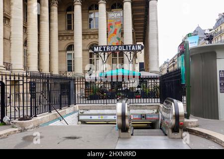 Station de métro Bourse sur la ligne 3 à la Bourse, ancienne Bourse française, Paris, France. Banque D'Images