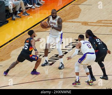 Phoenix, États-Unis d'Amérique. 13th mars 2022. LeBron James (#6 Los Angeles Lakers) regarde pendant le match de la National Basketball Association entre les Los Angeles Lakers et les Phoenix Suns au Footprint Center de Phoenix, Arizona. Edwin Rodriguez/SPP crédit: SPP Sport presse photo. /Alamy Live News Banque D'Images