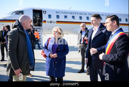 Baia Mare, Roumanie. 14th mars 2022. Svenja Schulze (SPD), ministre fédérale de la coopération et du développement économiques, arrive à l'aéroport de Baia Mare, où elle est accueillie par Christian plate (l), envoyé de l'ambassade d'Allemagne en Roumanie, et Bogdan Ionel Ovidiu (r), président du Conseil du comté de Maramures. Le ministre du développement est en Roumanie pour une journée pour visiter les projets de l'UNICEF destinés aux familles ukrainiennes réfugiées à la frontière avec l'Ukraine. Credit: Bernd von Jutrczenka/dpa/Alamy Live News Banque D'Images