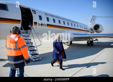 Baia Mare, Roumanie. 14th mars 2022. Svenja Schulze (SPD), ministre fédérale de la coopération et du développement économiques, arrive à l'aéroport de Baia Mare. Le ministre du développement est en Roumanie pour une journée et visite les projets de l'UNICEF pour les familles ukrainiennes réfugiées à la frontière avec l'Ukraine. Credit: Bernd von Jutrczenka/dpa/Alamy Live News Banque D'Images