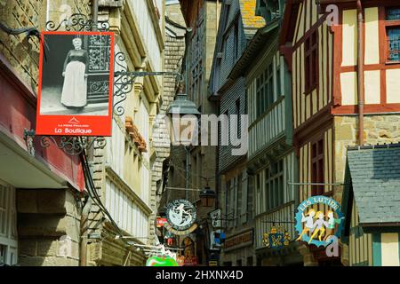 La Grande rue du Mont-Saint-Michel (ruelle étroite avec des boutiques de chaque côté). Manche, Normandie, France. Banque D'Images