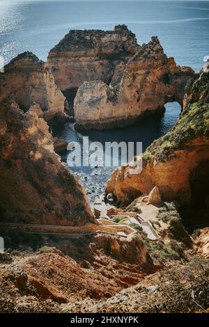Paysage côtier des Rocheuses à la mer bleue dans l'Algarve Banque D'Images