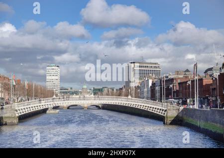 Dublin - Die Ha’penny Bridge ist eine 43 m lange, knapp 3,7 m breite Fußgängerbrücke aus dem Jahr 1816, die im Zentrum der irischen Hauptstadt Banque D'Images