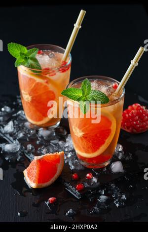 Cocktail de pamplemousse et de grenade ou de mocktail, boisson rafraîchissante d'été Banque D'Images